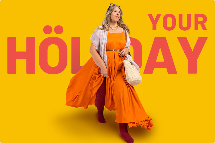 Frau im Sommerkleid mit klimaregulierenden, geruchshemmenden Strümpfen.
